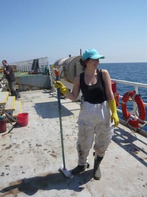 Limpiando la cubierta del Arctic Sunrise