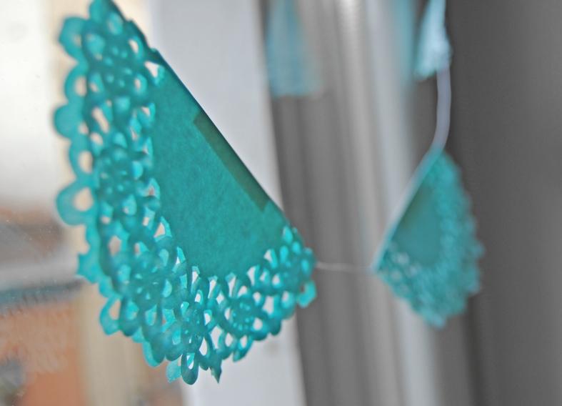 DIY. Guirnalda con blondas de colores/Dyed dolies garland