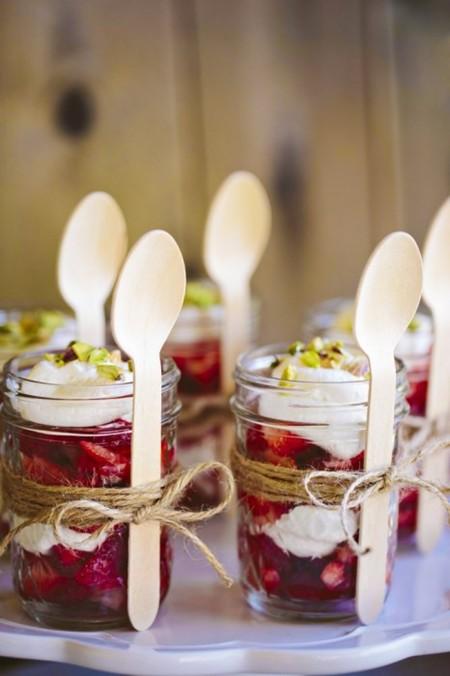 detalles de la mesa dulce de primavera con fresas