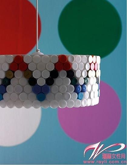 lampara-tapones-plastico-reciclar-adoraideas