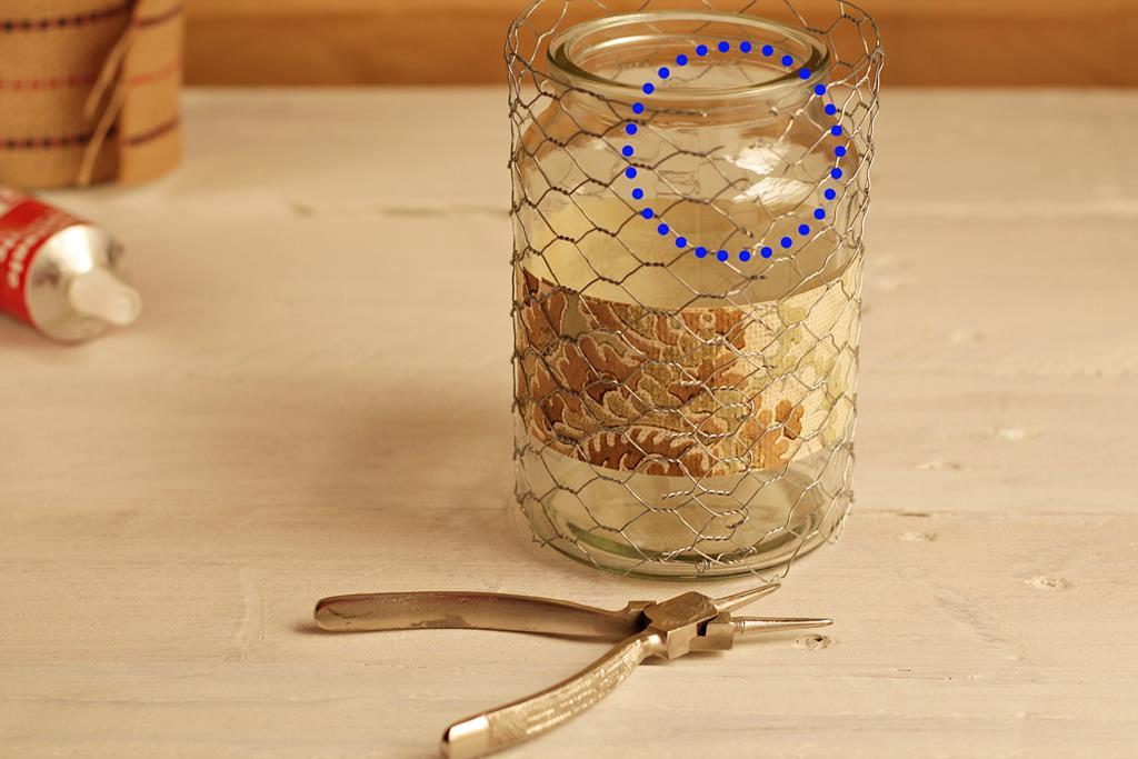 malla de gallinero rodeando el frasco