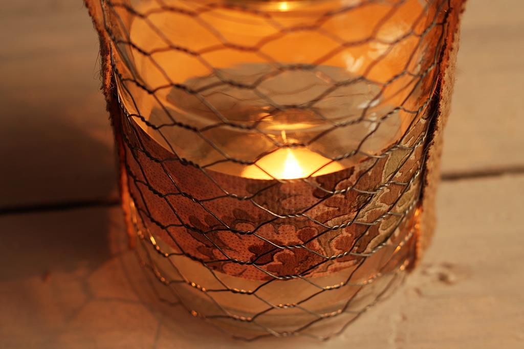 romántico y acogedor con una vela