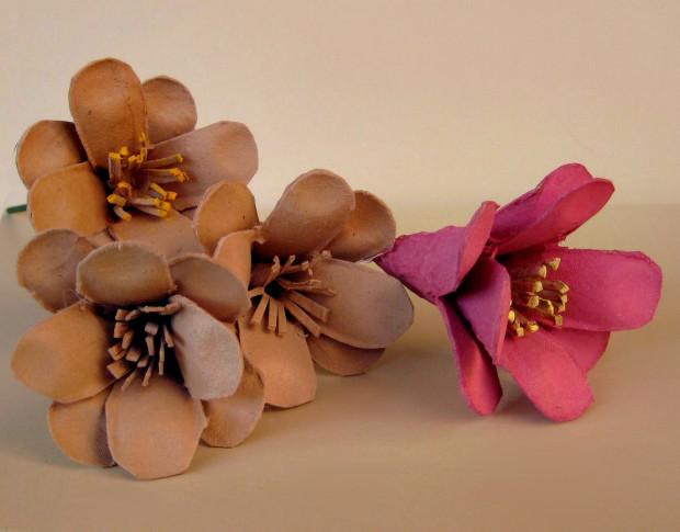 Flores hechas con el cartón de los envases de huevos.