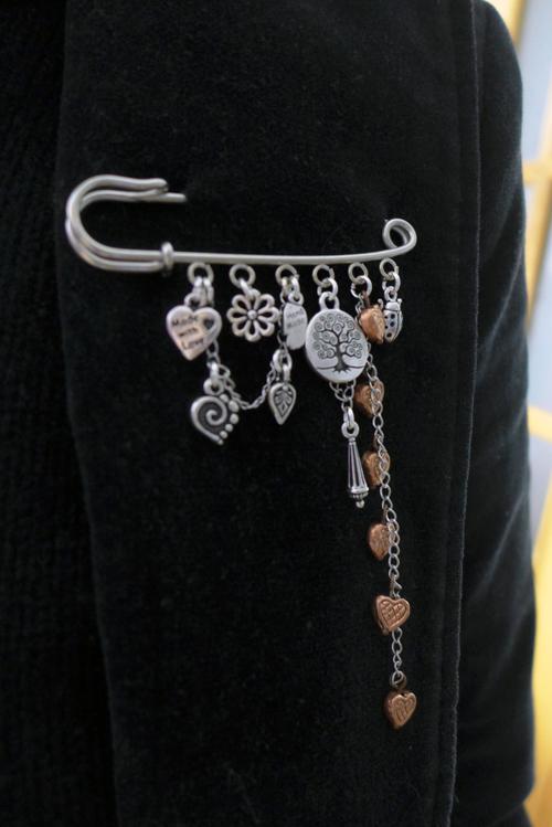 Broche con abalorios para San Valentín en solapa de chaqueta