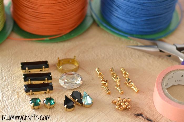 Materiales para hacer pulseras de hilo y piedras