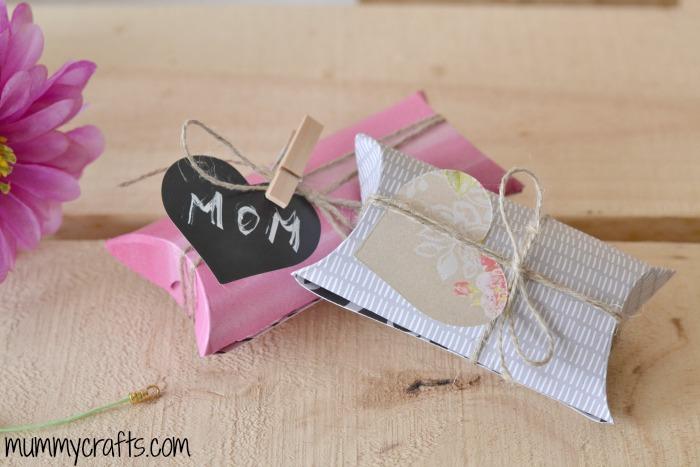 Cómo envolver una pulsera para regalo