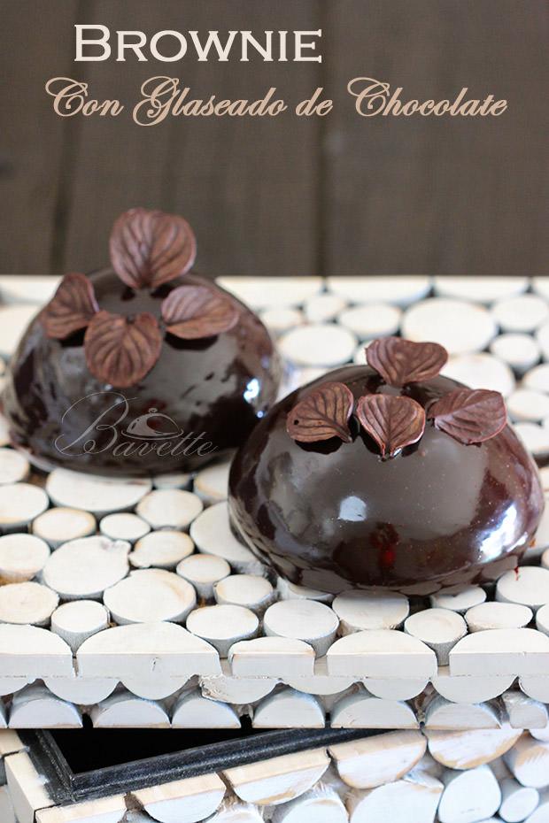 Brownie con pecanas y glaseado de chocolate