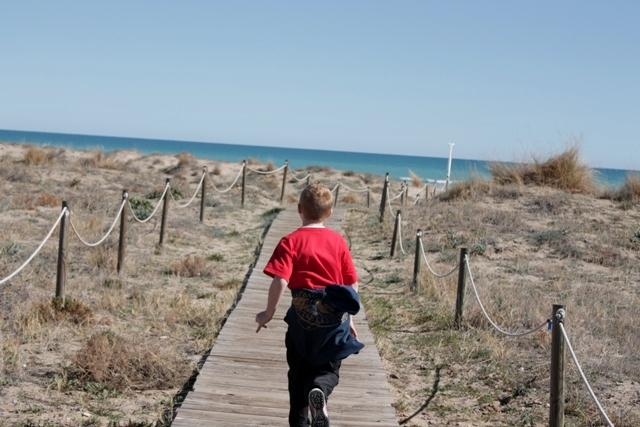 corriendo hacia el mar