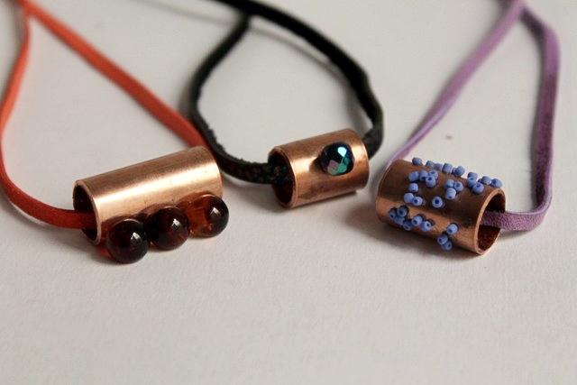 tres colgantes de tubería reciclada