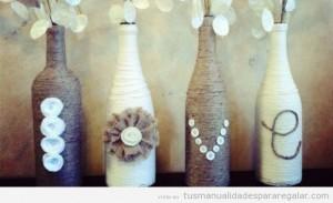 manualidades-regalar-botellas-forradas-cuerdas-yute-botones-jarron-flores