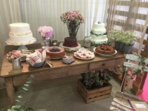 Preciosa decoración en combinación con tartas y dulces.