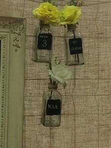 Tarros de cristal, botes o botellas, puedes escribir un mensaje en ellos y con una linda flor tienes un jarrón la mar de original.