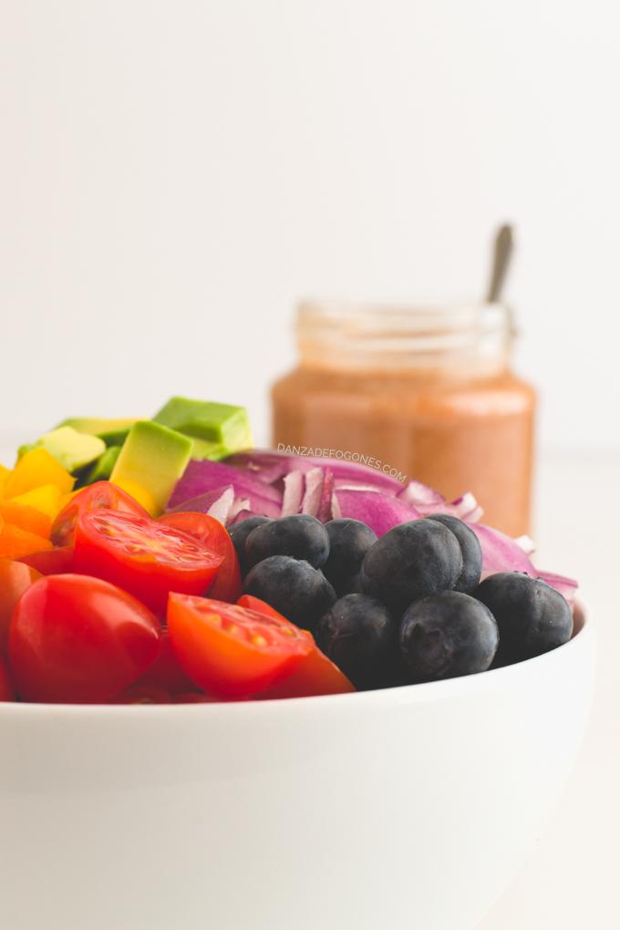 Ensalada Crudivegana con Aliño de Tomate | Danza de Fogones
