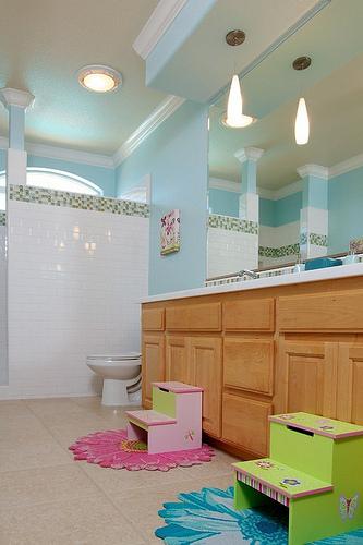 ¿Quieres dar rienda suelta al color y a la alegría que llevas dentro? Decora el baño de tu peque