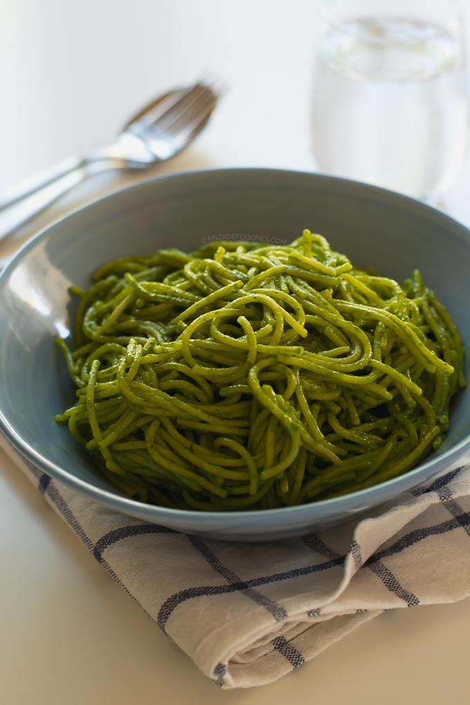 Espaguetis con Salsa Verde de Coco y Jengibre