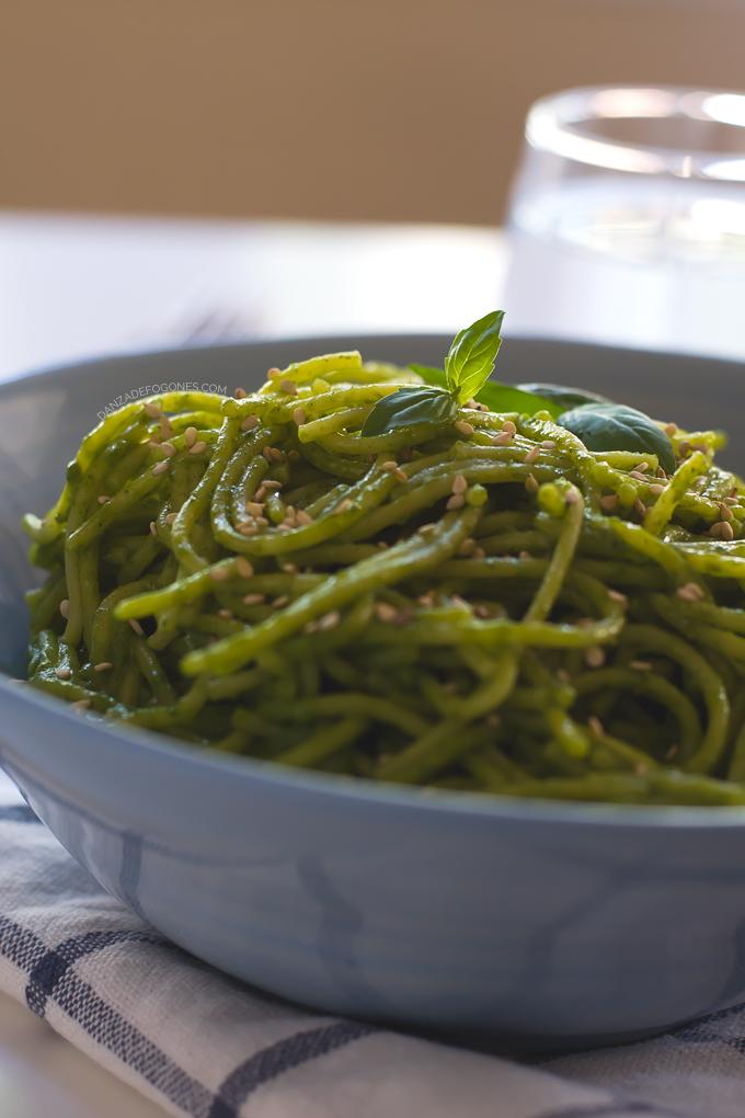 Spaghetti con Salsa Verde y Sesamo