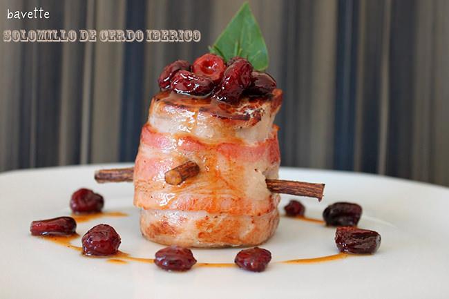Solomillo de cerdo ibérico envuelto en panceta con salsa de arándanos