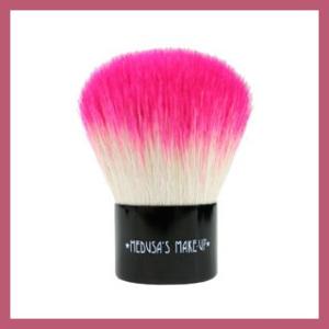 TIPOS DE BROCHAS Y PARA QUE SE USA CADA UNA 3 300x300 Cómo usar las BROCHAS de maquillaje