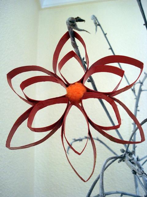 Flor hecha con papel higienco para decorar el arbol de navidad