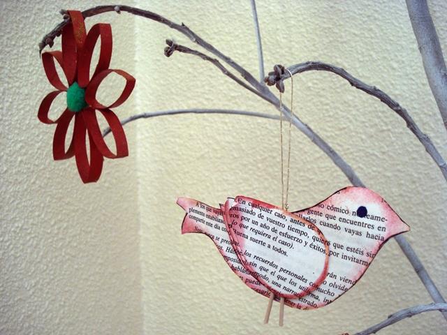 Adornos de navidad hechos a mano con papel de periódico