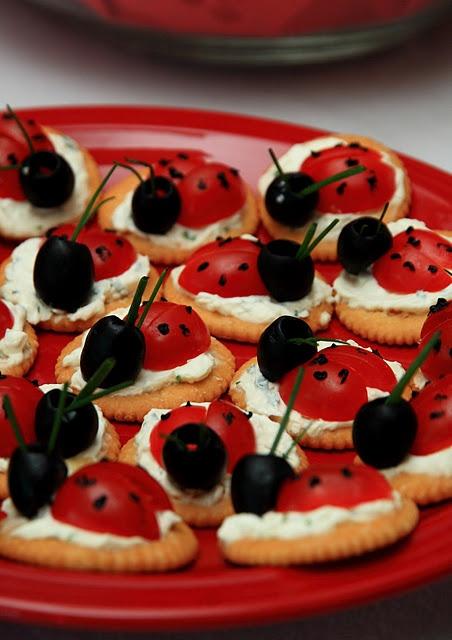 Mariquitas hecha con tomate cherry