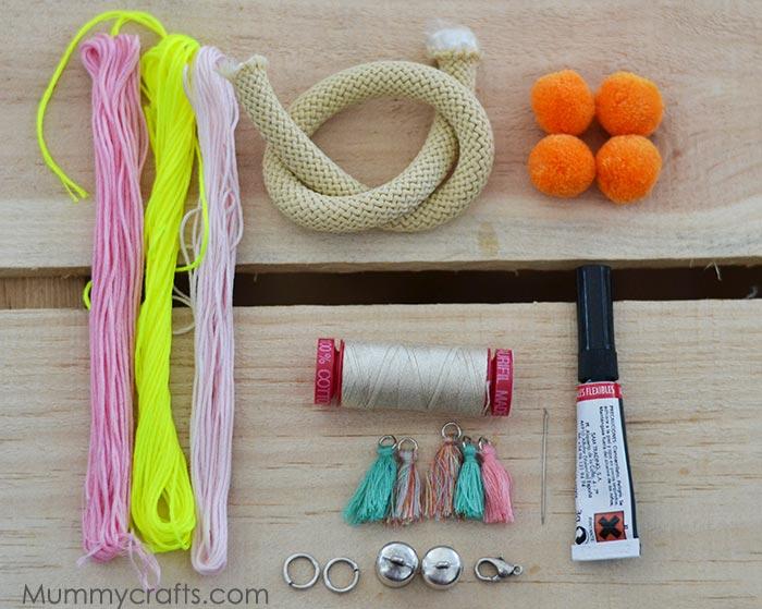 Materiales para hacer un collar con cuerda y pompones
