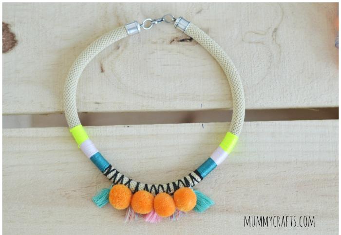 Collar con cuerda de escalada y pompones