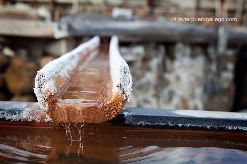 El agua circula por canales de madera para evitar que la sal destruye las conducciones. Salinas de Añana. Álava. País Vasco. España. © Javier Prieto Gallego