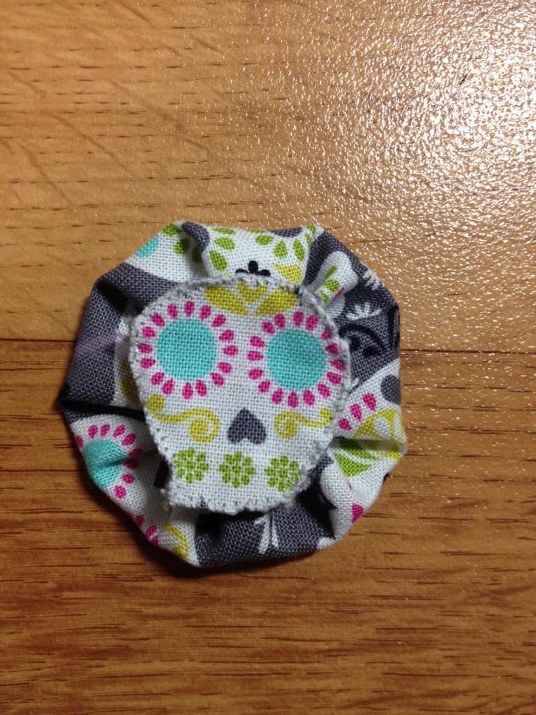 como hacer broches de tela originales