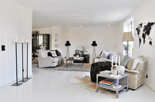 Un salón con muebles de madera