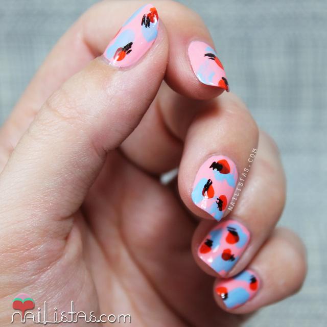 Uñas decoradas con estampado abstracto