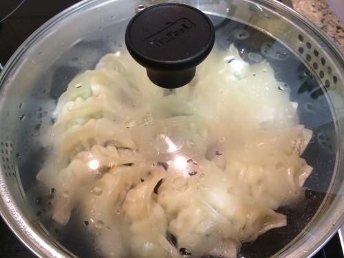 Cocinando las Gyozas con el caldo