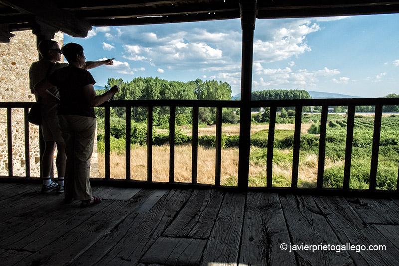Corredor de madera con vistas a las huertas y un viejo palomar del monasterio de Santa María de Carracedo. El Bierzo. León. Castilla y León. España. © Javier Prieto Gallego