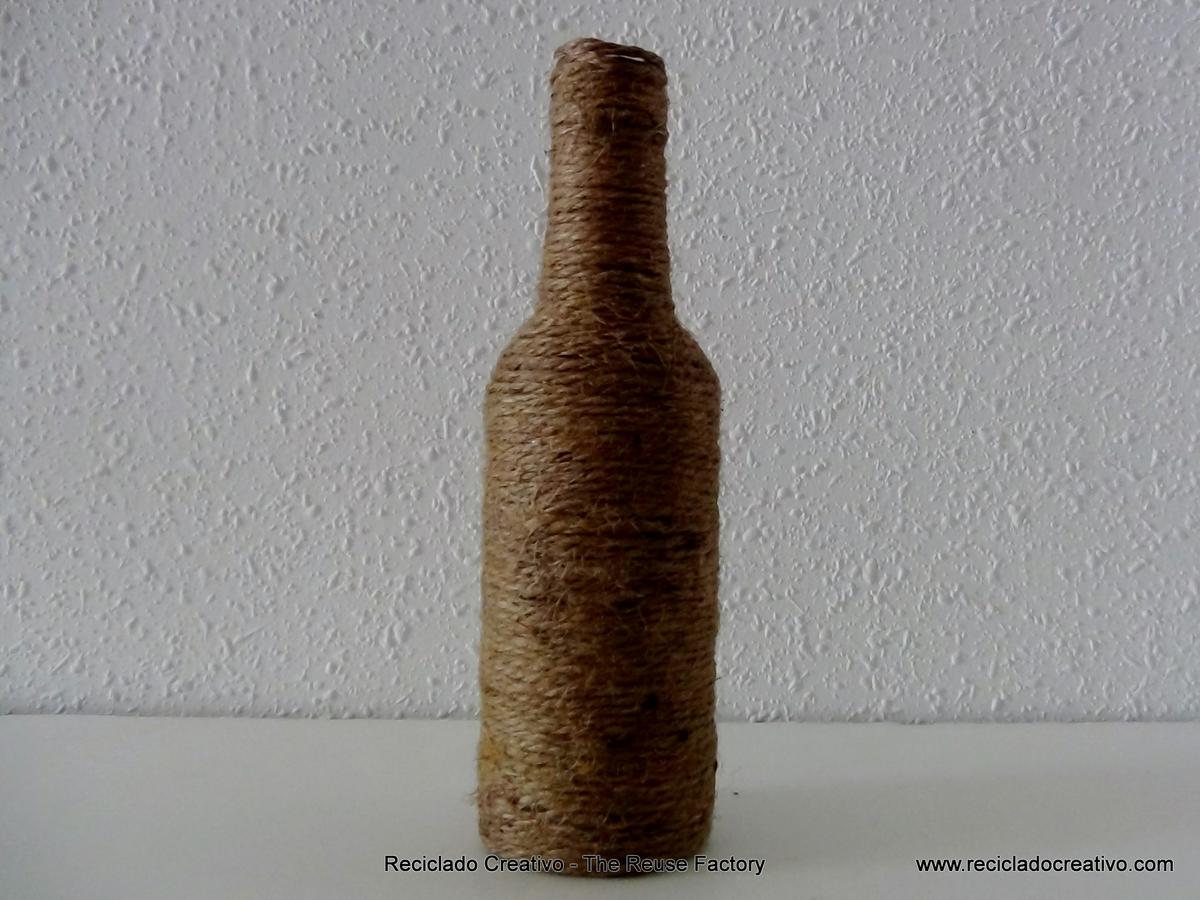 Cómo reciclar una botella de cristal y convertirla en un objeto decorativo https://www.youtube.com/watch?v=2D-h6pCCa0Q&list=UU6DLi05kT-v4HVfdbPlu95A