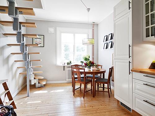 Una casa perfecta y una cocina con escalera - Vintage & Chic. Pequeñas  historias de decoración