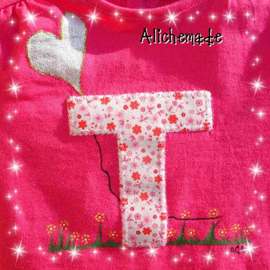 Detalle de la inicial y la decoración pintada a mano.