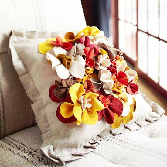 Decorar almohada con fieltro