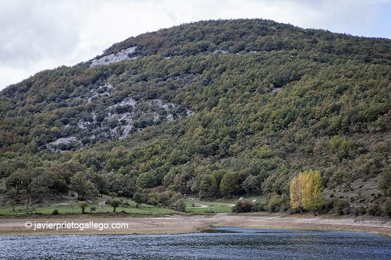Playa del embalse de Ruesga. Parque Natural de Fuentes Carrionas. Montaña Palentina. Valle Estrecho. Palencia. Castilla y León. España. © Javier Prieto Gallego