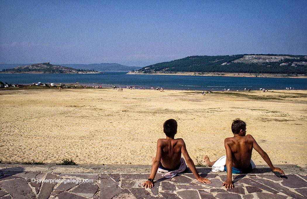 Playa del embalse de Aguilar de Campoo. Río Pisuerga. Palencia. Castilla y León. España. © Javier Prieto Gallego