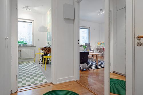 Estudio con toques de color