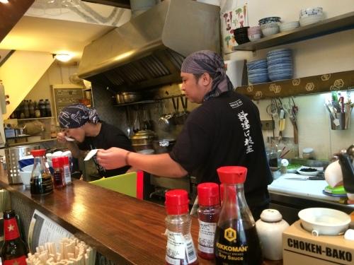 Hiro probando un caldo y su ayudante de cocina en Ramen Ya Hiro