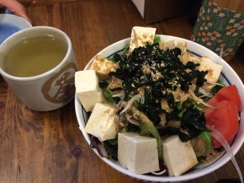 Ensalada de tofu con alga wakame