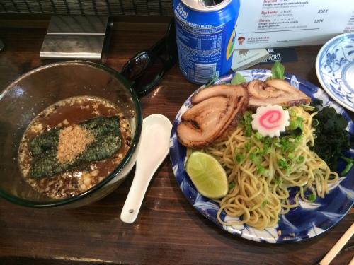 Tsukemen con sus fideos para sumergir en el caldo frío.