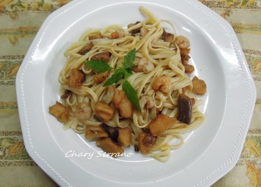 TALLARINES CON SETAS, CALABACÍN Y GAMBAS