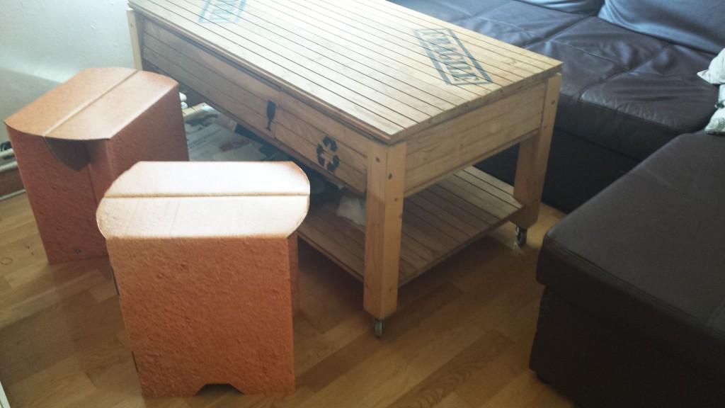Son un poco más altos que el sofá, pero se pueden usar también en la mesa de centro