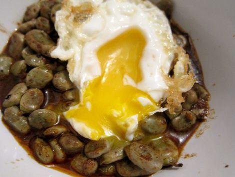 habas-picantes-con-huevos-rotos-