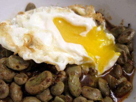 habas-picantes-con-huevos-rotos-