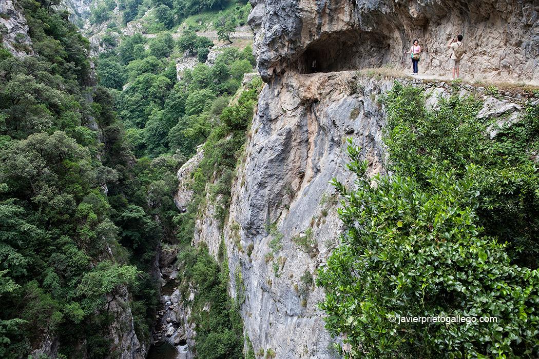 Dos senderistas se hacen una fotografía al borde del precipicio. Desfiladero del Cares. Localidad de Caín. Parque Nacional de los Picos de Europa. León. Castilla y León. España. © Javier Prieto Gallego