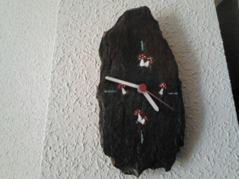 Reloj de pizarra con setas en vez de números