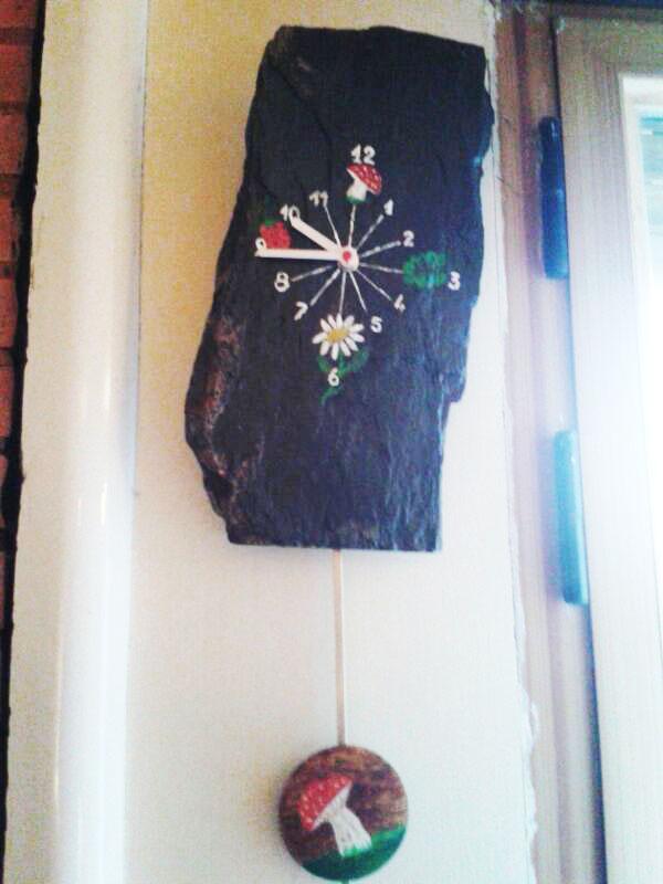 Reloj de pizarra con dibujos